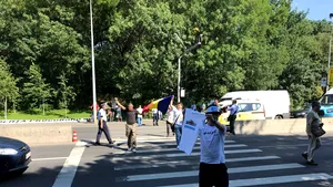 Protest la ieşirea din Capitală: Aproximativ zece oameni încearcă să blocheze circulaţia | FOTO, VIDEO