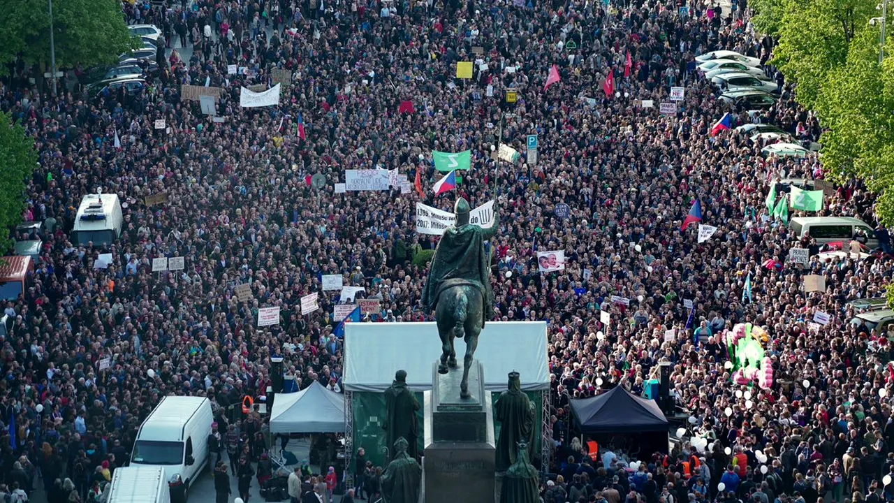 Mii de cehi au ieşit în stradă pentru a protesta faţă de înlocuirea ministrului Justiţiei