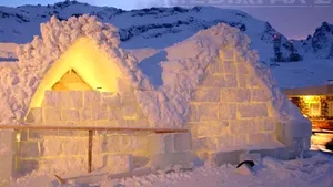 OFERTE DE SĂRBĂTORI: În Sibiu, turiştii pot alege între sporturi de iarnă, tradiţii sau ineditul hotel de gheaţă