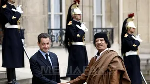 Kadhafi: Prietenul meu Nicolas Sarkozy este nebun. Suferă de o boală psihică