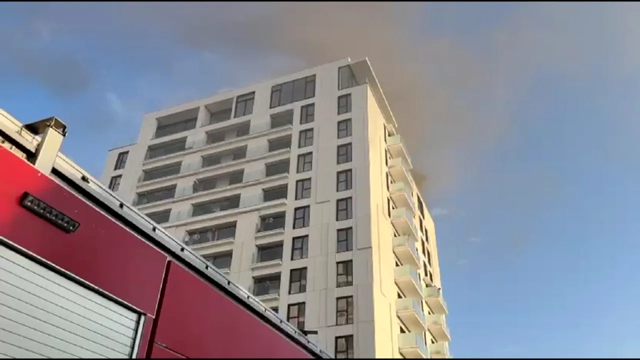 Incendiu cu degajări mari de fum la un apartament din sectorul 5, București / UPDATE: 7 persoane asistate medical