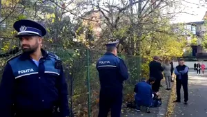 Scandal lângă urna mobilă pentru Ion Iliescu: Protestatarul „Ceauşescu”, imobilizat şi amendat de poliţişti - VIDEO