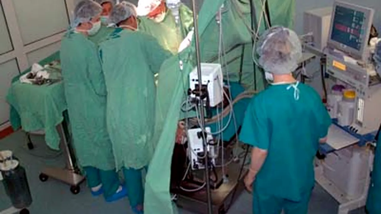Fetiţa violată de unchi se simte bine după operaţie