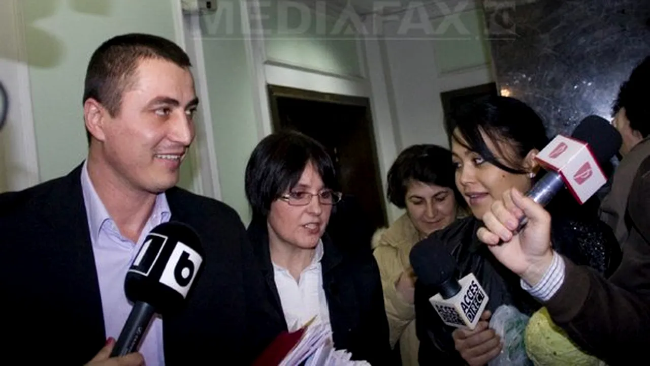 Cristian Cioacă s-a prezentat joi la serviciu, la Poliţia Piteşti, fiind primit cu încurajări