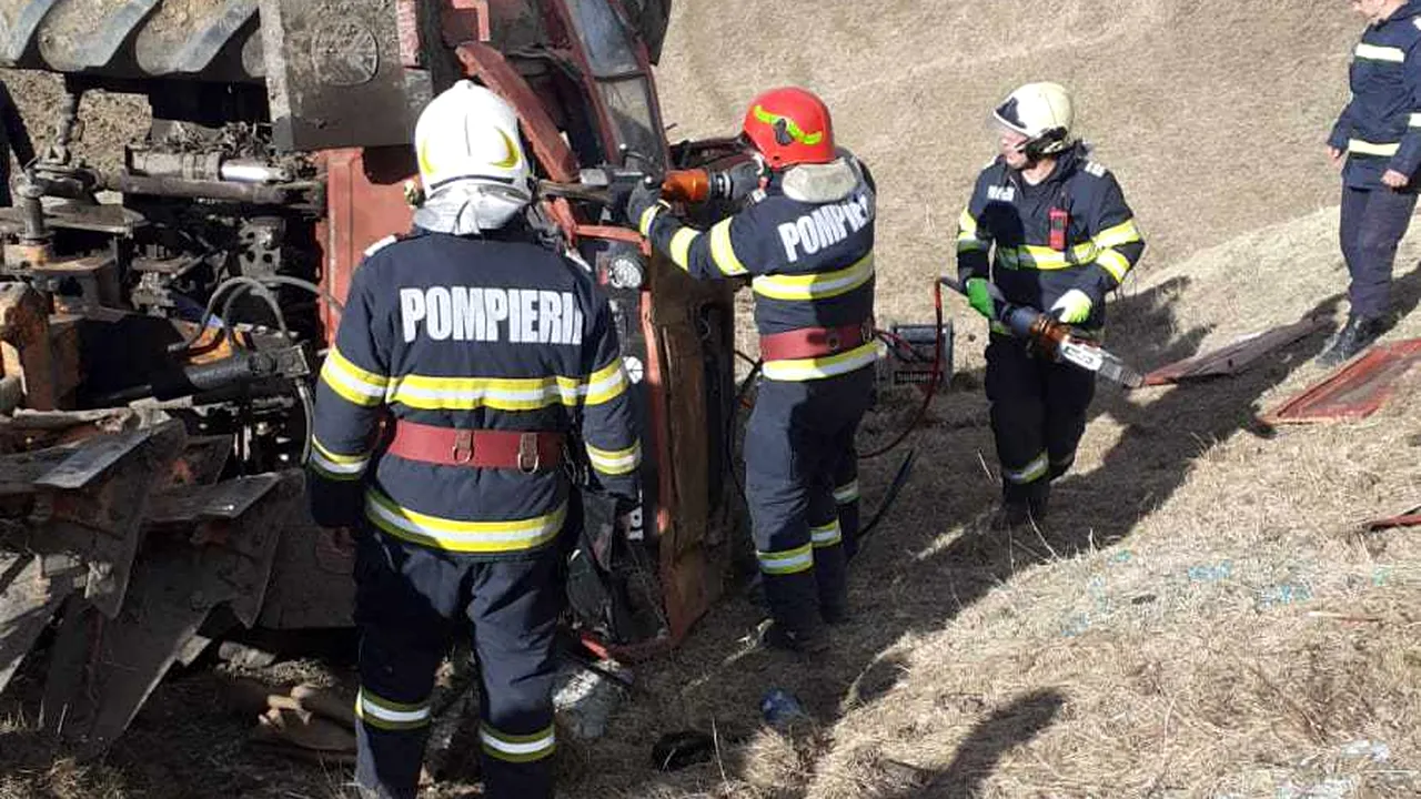 Neamţ: Un bărbat a murit, prins sub un tractor care s-a răsturnat