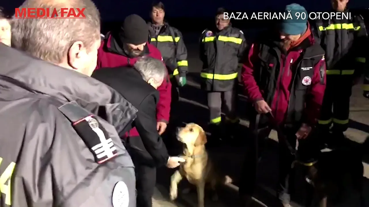 Intervenţia salvatorilor români în Albania. Primele cuvinte ale ambasadorului: „Acum 5 minute a fost un cutremur, s-a simţit puternic” / Oamenii sunt ajutaţi de maidanezul Chalapa şi labradorul Billy