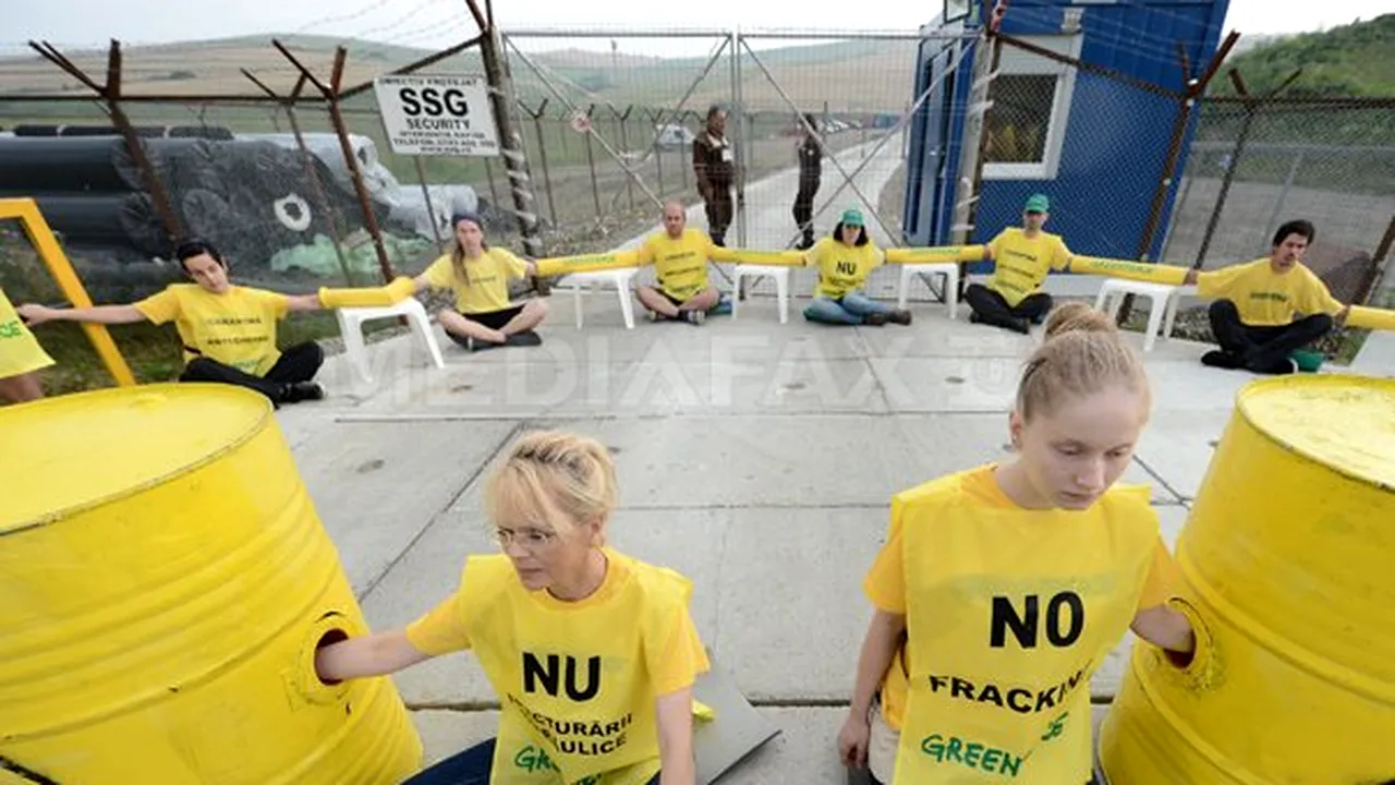 Protest Greenpeace la Pungeşti, în faţa sondei de explorare a Chevron - FOTO