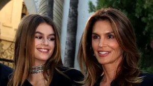 La doar 15 ani, fiica celebrei Cindy Crawford este unul dintre cele mai apreciate modele din lume. Kaia Gerber moşteneşte frumuseţea mamei sale | GALERIE FOTO