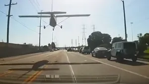 VIDEO - Un avion a aterizat de urgenţă pe un drum aglomerat din Los Angeles