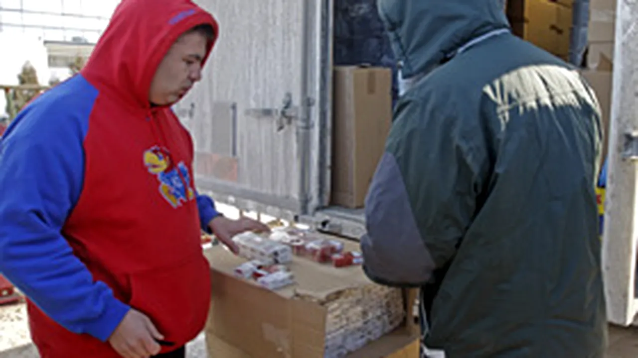 Aproape 150 de baxuri de ţigări de contrabandă, într-un depozit din Capitală