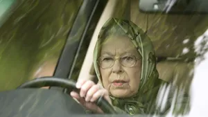 Pe urmele soţului: Regina Elizabeth, surprinsă la volanul unei maşini, fără centura de siguranţă
