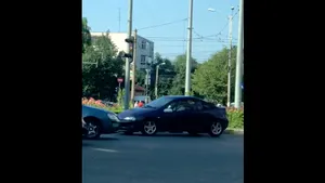 Şofer filmat când merge pe contrasens, într-un sens giratoriu din centrul Ploieştiului | VIDEO