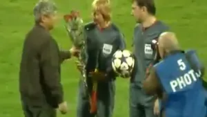 Mircea Lucescu a oferit flori unui arbitru asistent, după câştigarea unui meci - VIDEO
