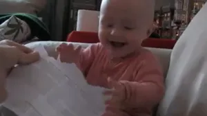 Un bebeluş care râde face senzaţie pe internet - VIDEO