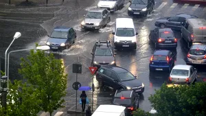 RUPERE de nori în România | Străzi, licee, fabrici, inundate în mai multe judeţe. În 20 de ore, în Bucureşti a plouat mai mult decât într-o lună întreagă / Pe Autostrada Soarelui se circulă îngreunat 