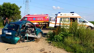 Accident grav în Arad produs din cauza unei femei care făcea o depăşire riscantă