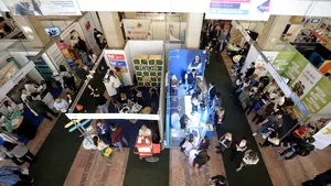 Companiile care creează locuri de muncă pot solicita finanţare de la stat începând de luni