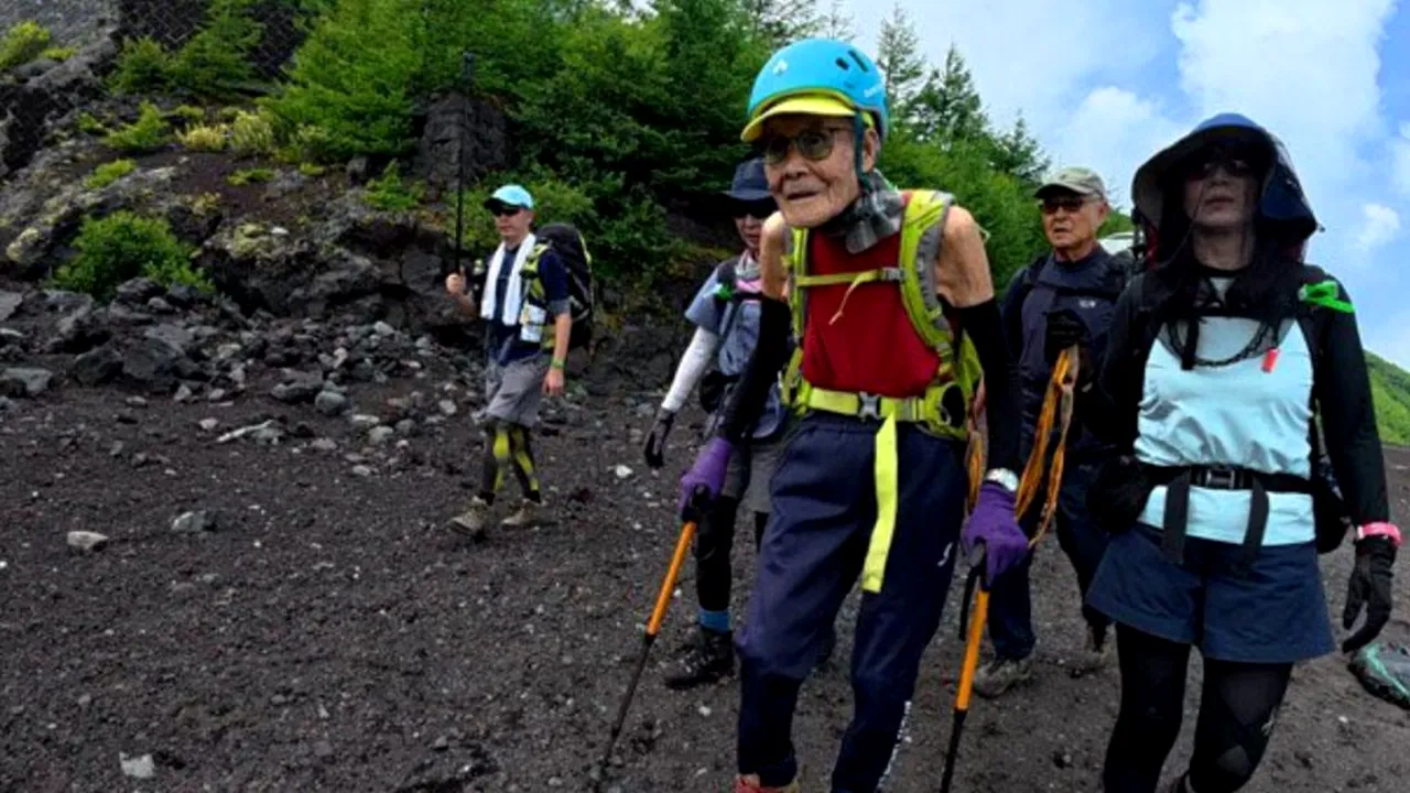 Performanță remercabilă: Un japonez de 102 ani a devenit cel mai vârstnic om care a urcat pe vârful Muntelui Fuji