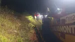 Mașină răsturnată pe un drum forestier din Sibiu. Două persoane au fost rănite