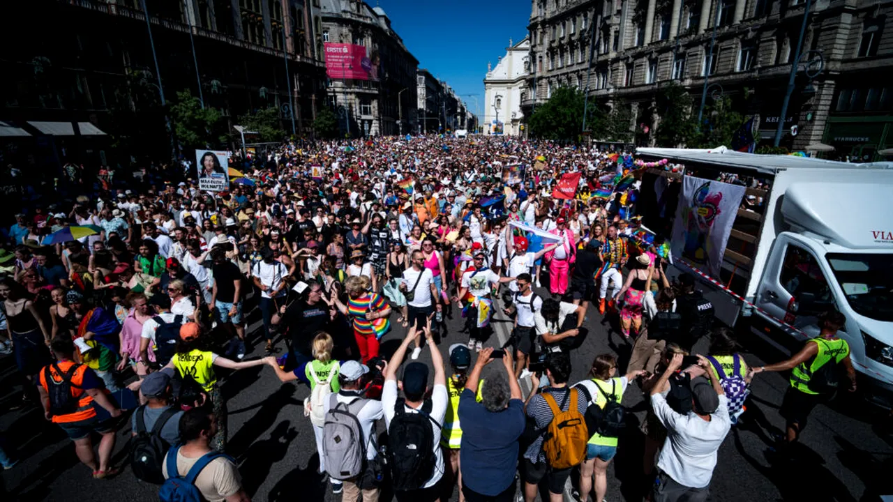 Zeci de mii de persoane au sfidat interdicția impusă marșului Pride în Ungaria