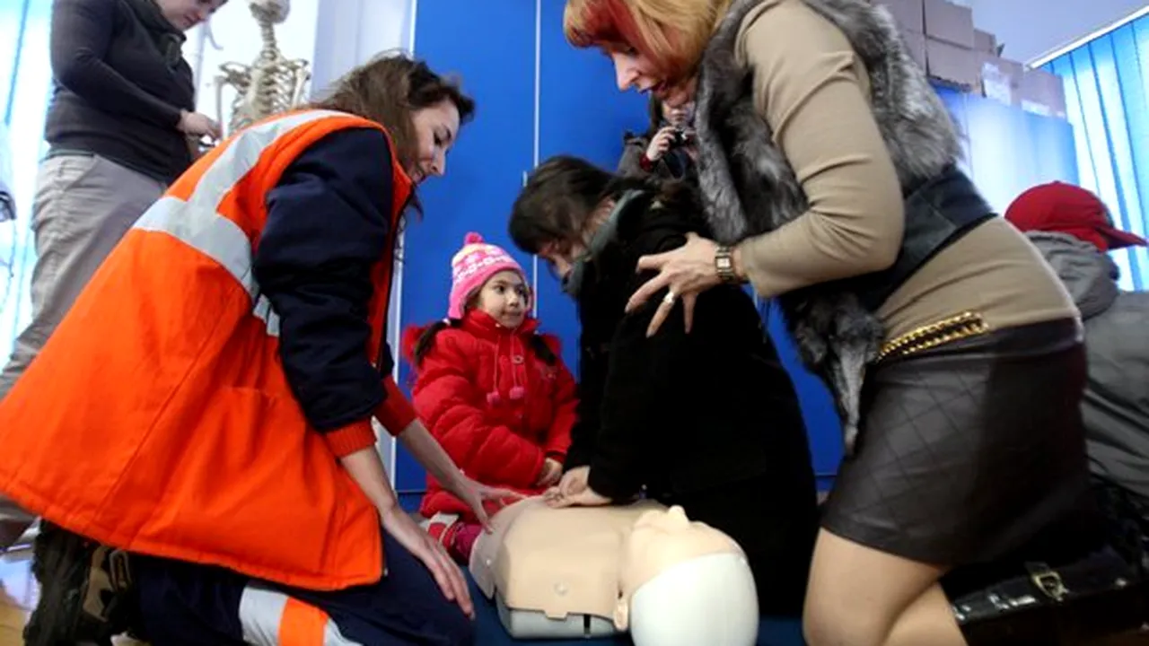 Copiii de la o grădiniţă din Capitală, învăţaţi la Serviciul de Ambulanţă să sune la 112 - GALERIE FOTO