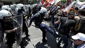 Noi confruntări între poliţie şi tineri la Atena - VIDEO