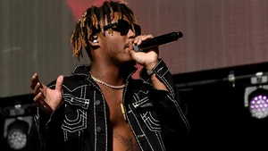 Noi detalii despre moartea suspectă a lui Juice Wrld: Un agent federal i-a administrat rapperului un antidot, înainte să moară / Droguri, arme şi muniţie, găsite la bordul avionului său privat