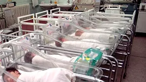 Operaţia în cazul bebeluşului uitat în incubator s-a încheiat, starea copilului este gravă