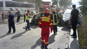 ACCIDENT GRAV pe Şoseaua de Centură a Capitalei: Trei morţi şi opt răniţi, după ce un microbuz şi un tir s-au ciocnit  - FOTO