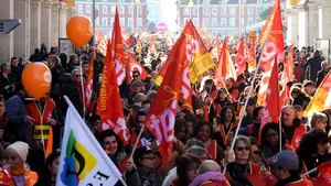 Grevă de proporţii în Franţa. Francezii nu acceptă creşterea vârstei de pensionare 