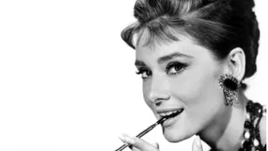 Cea mai populară coafură: Cocul purtat de Audrey Hepburn în filmul 