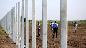 Propunere CONTROVERSATĂ. Mamele şi copiii lor ce traversează ilegal frontiera SUA ar putea fi SEPARAŢI