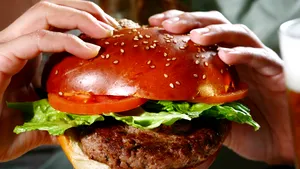 Ponta: Taxa pe fast-food şi bere nu aduce bani la buget, dar poate avea un efect pozitiv pe sănătate