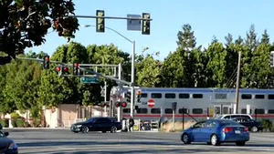 MOMENTUL în care un poliţist salvează un şofer din faţa unui tren, surprins de camere – FOTO, VIDEO