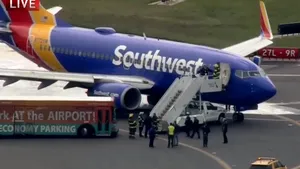 ATERIZARE DE URGENŢĂ în SUA: Explozie la unul din motoarele unui avion de pasageri, la scurt timp după decolare: O persoană a murit. O femeie, pe punctul de a fi aruncată în gol | FOTO, VIDEO