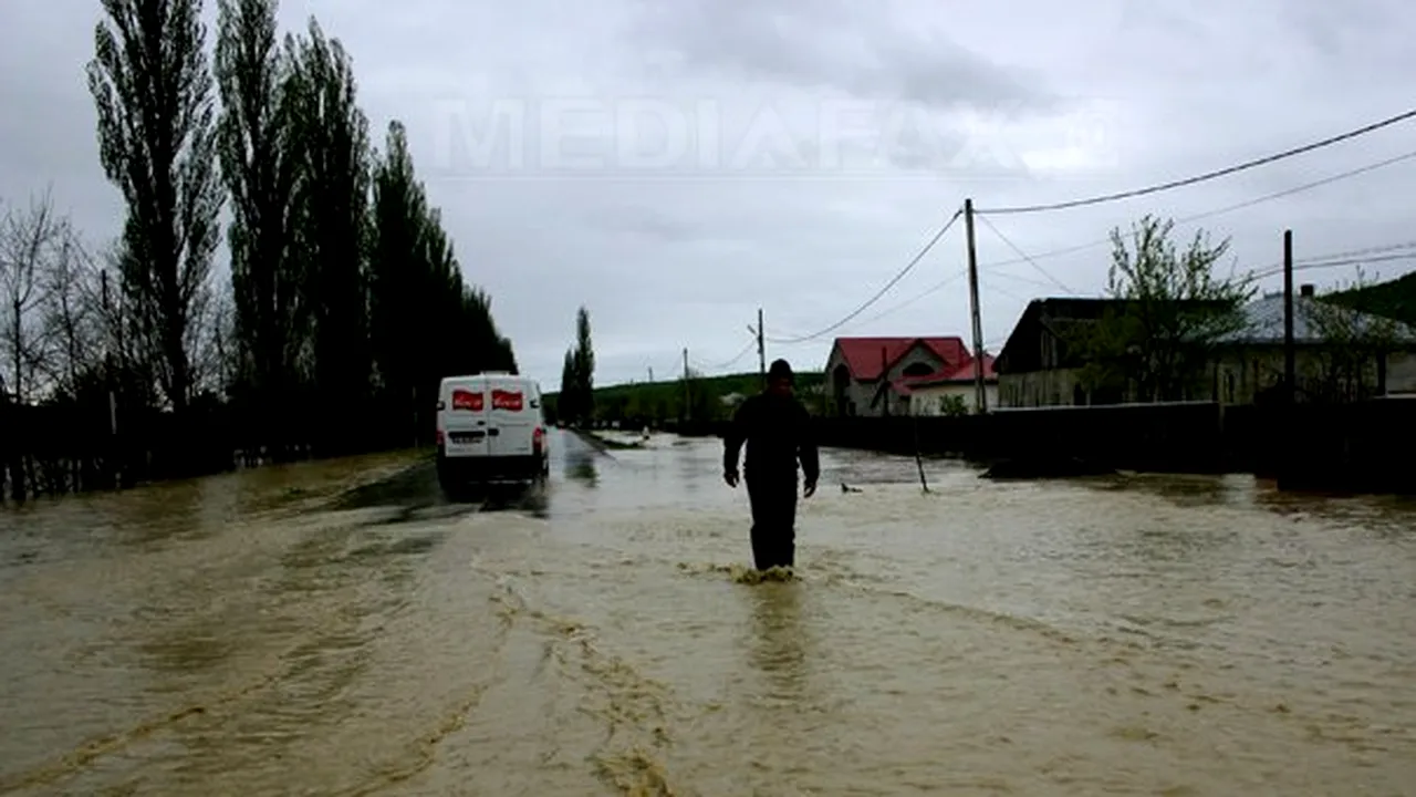 Botoşani: 55 de gospodării inundate la Coşula, autorităţile continuă evacuarea familiilor afectate