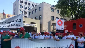 GREVĂ de avertisment în Sănătate | Proteste în majoritatea spitalelor din ţară/ Asistent Floreasca: Avem cele mai mici salarii în comparaţie cu alte unităţi sanitare / Sanitas, după negocierile de la minister: Până în acest moment, greva e în vigoare | FOTO