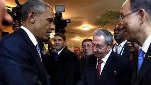 Moment ISTORIC: Barack Obama şi Raul Castro şi-au dat mâna şi au participat pentru prima dată la un summit împreună - VIDEO