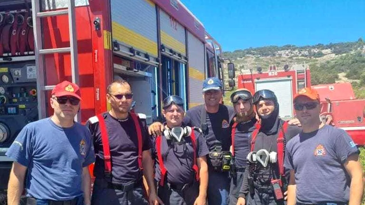 Pompierii români din Grecia, primiţi cu aplauze de localnici