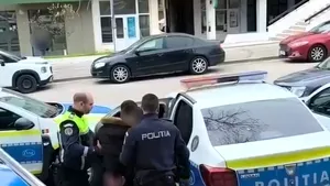 Un tânăr a lovit în față un polițist, după ce acesta i-a cerut să dea muzica mai încet