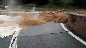 Fenomene meteo severe în Spania: Oraşe şi autostrăzi distruse de inundaţii/ Temperaturile au scăzut drastic în doar câteva minute | FOTO, VIDEO