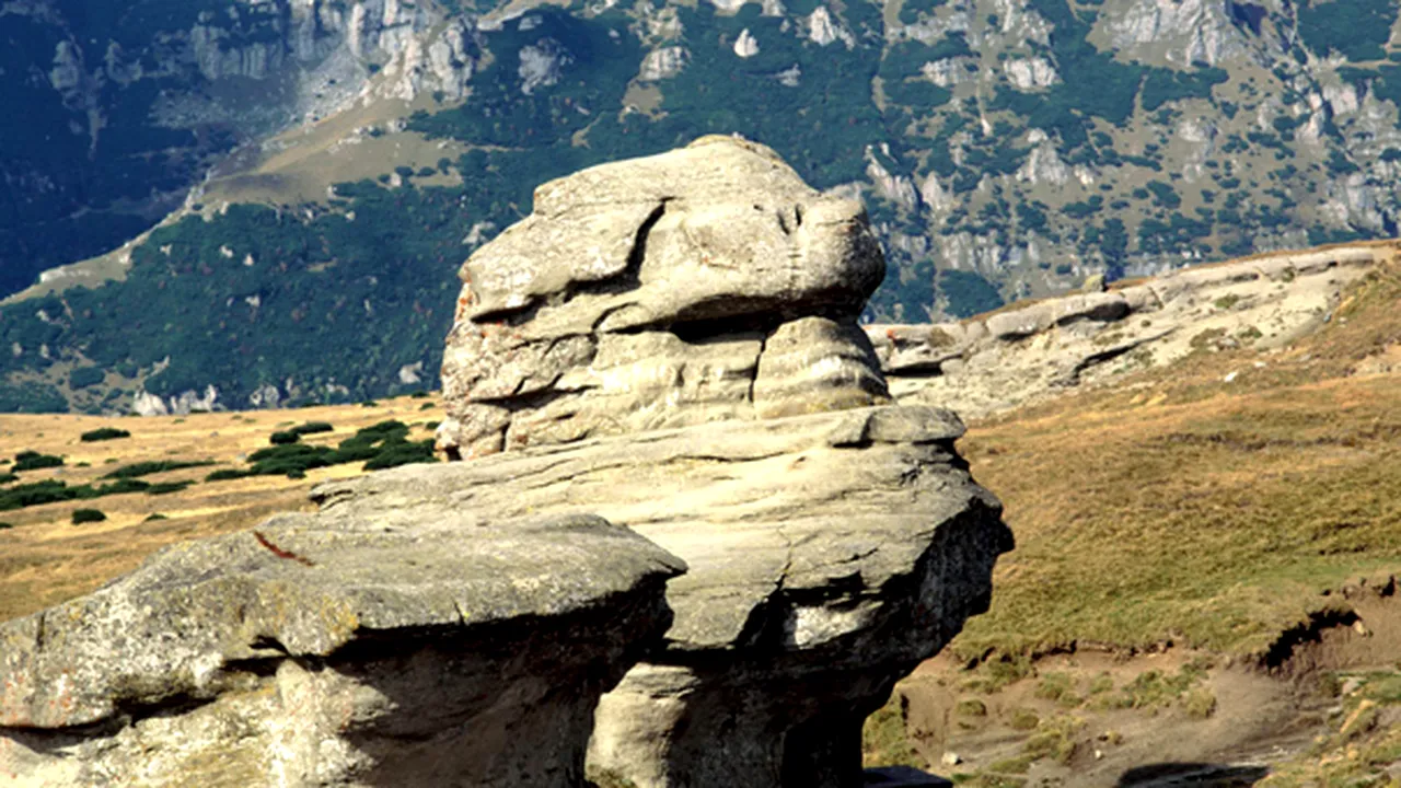 Turiştii căzuţi într-o râpă în Bucegi au fost recuperaţi de salvamontişti şi sunt în stare bună