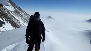 Un alpinist clujean a reuşit să cucerească Vârful Vinson (4.897 metri), cel mai înalt din Antarctica - FOTO