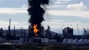 EXPLOZIE urmată de un incendiu de proporţii la cea mai mare rafinărie din Canada. Flăcări uriaşe, vizibile de la mare depărtare | VIDEO 