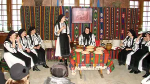 REPORTAJ: Sânvăsâiul, obicei de prezicere a căsătoriilor, păstrat în unele sate din Alba - FOTO