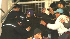 Câţiva suporteri rapidişti reţinuţi după incidentele din afara stadionului
