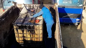 Mai mulţi bărbaţi din Constanţa sunt acuzaţi că au furat 35.000 de litri de petrol. Lichidul cu care l-au înlocuit | FOTO, VIDEO