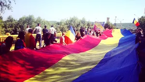 Un steag tricolor de 300 de metri a unit România cu Republica Moldova la podul peste Prut de la Sculeni