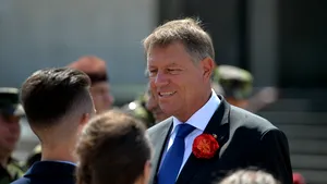 Preşedintele Klaus Iohannis, baie de mulţime la mănăstirea Negru-Vodă - VIDEO