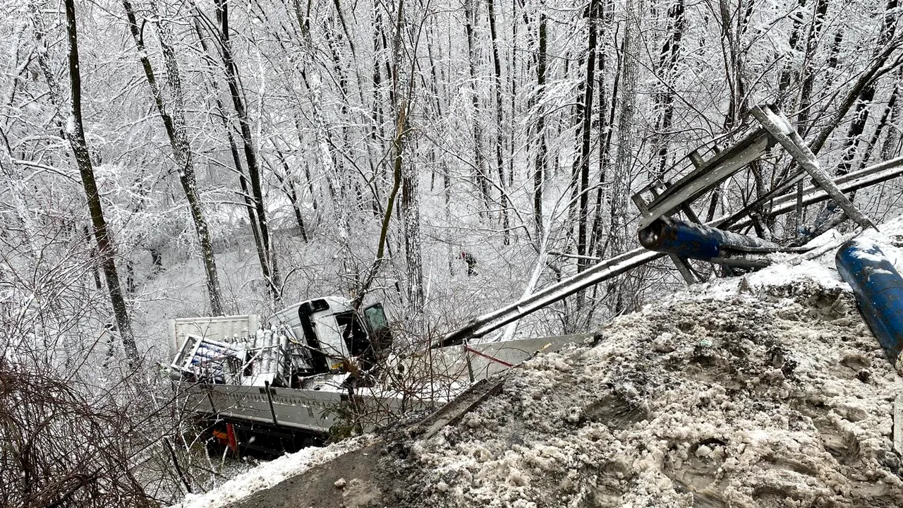 Un nou accident: Două persoane au murit şi una a fost rănită în urma unei coliziuni între un TIR şi două maşini